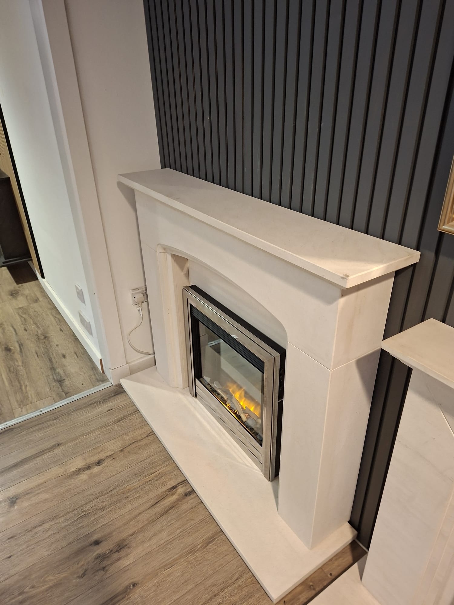 Cullen Limestone Fireplace & Evonic Kepler 22 Electric Fire – Ex-Display Package